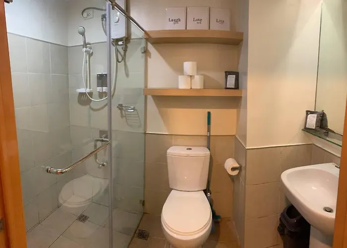 Unit Near Ayala And Sm With Free Netflix, And Youtube *